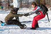 erste Versuche auf dem Snowboard (Foto: Martin Schmitz)
